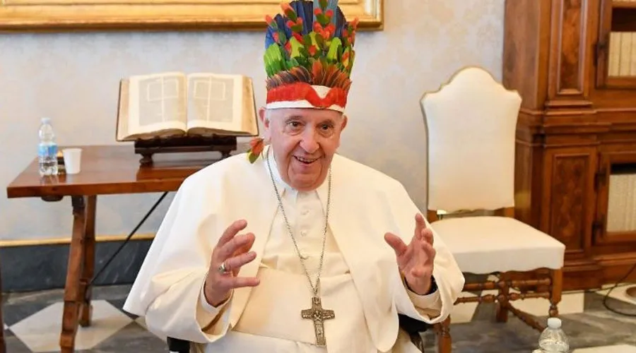 El Papa Francisco con el sombrero de plumas que le regalaron los obispos de Brasil. Crédito: Vatican Media ?w=200&h=150