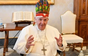 El Papa Francisco con el sombrero de plumas que le regalaron los obispos de Brasil. Cru00e9dito: Vatican Media  