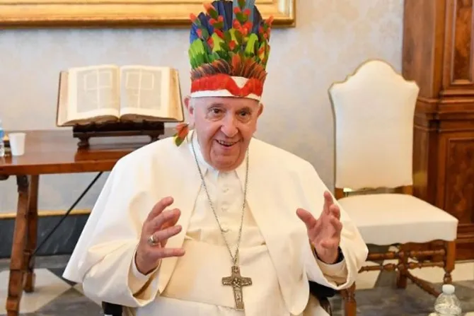El Papa Francisco bromea por sombrero de plumas que le regalaron obispos de Brasil