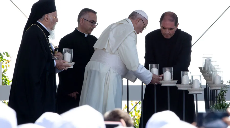 El Papa Francisco y los Patriarcas Orientales encienden velas por la paz. Foto: Daniel Ibáñez / ACI Prensa