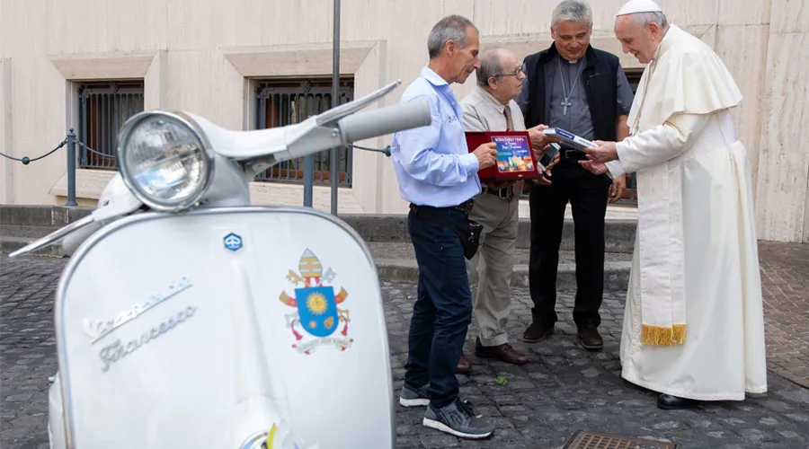 El Papa conversa con los participantes en el encuentro de motos. Foto: Vatican Media