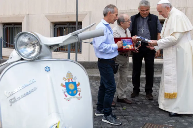Aficionados al motociclismo regalan una Vespa al Papa Francisco