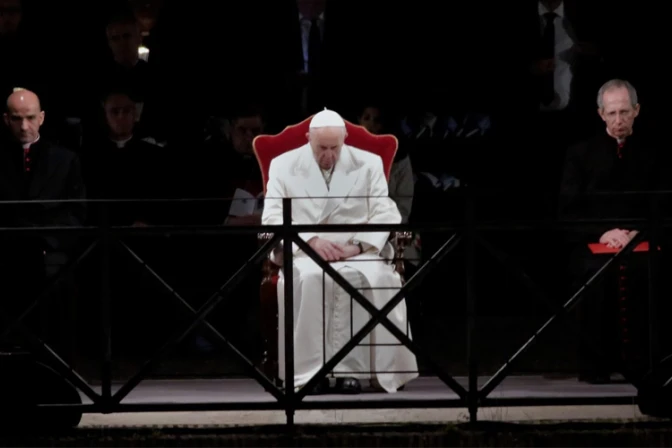 Papa Francisco reza Via Crucis en el Coliseo, lugar de martirio de primeros cristianos