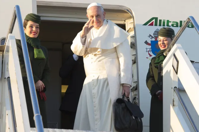El Papa viaja ya rumbo a Chile y Perú tras despegar de Roma