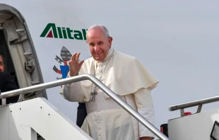 Imagen referencial/Papa Francisco sube al aviu00f3n. Cru00e9dito: Vatican Media 
