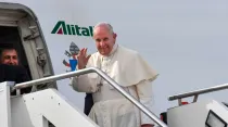Imagen referencial/Papa Francisco sube al avión. Crédito: Vatican Media