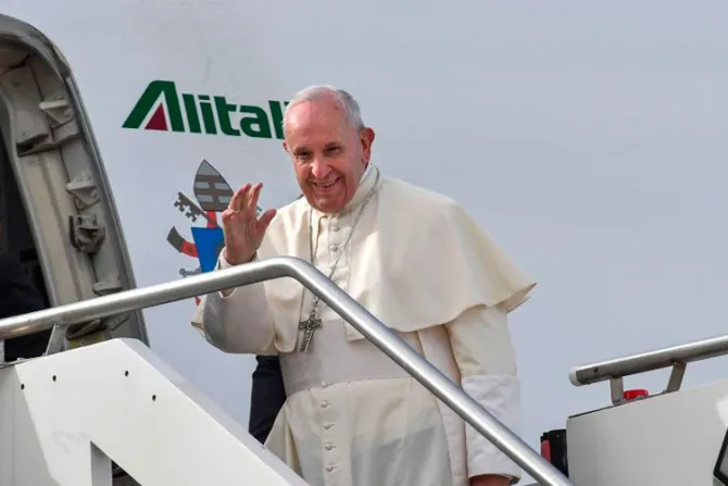 El avión del Papa Francisco se dirige ya hacia los Emiratos Árabes Unidos