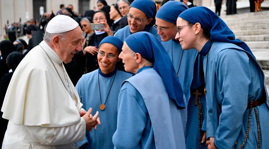 El Papa conversa con religiosas en el Vaticano. Foto: Vatican Media?w=200&h=150