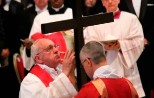 Papa Francisco frente a la Cruz, en liturgia de Viernes Santo de 2013. Foto: Lauren Cater (ACI Prensa) 