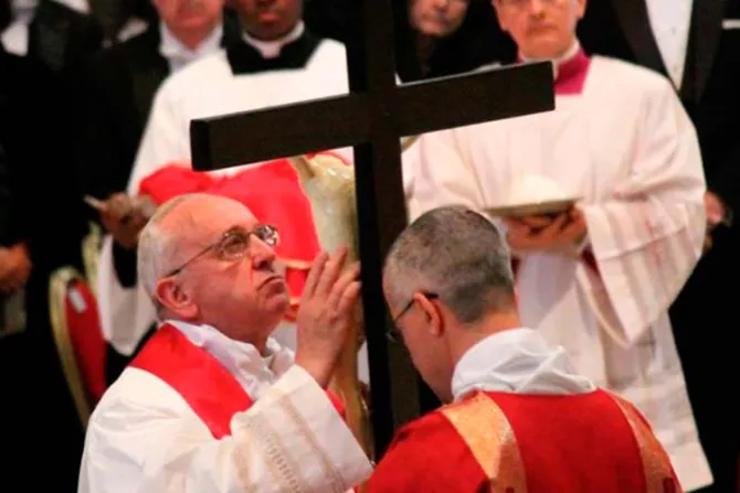 Papa Francisco: Miremos la cruz, donde Jesús tomó nuestros pecados para salvarnos