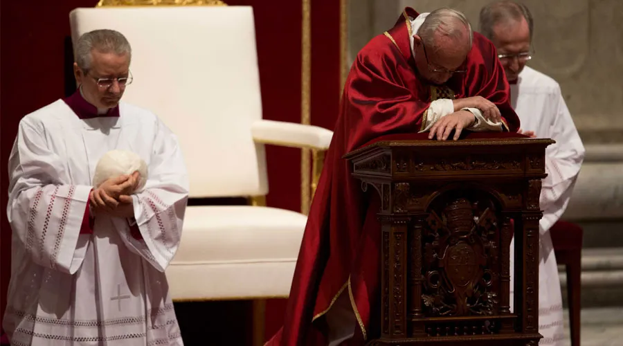 El Papa Francisco durante la celebración de la Pasión del Señor. Foto: Daniel Ibáñez / ACI Prensa?w=200&h=150