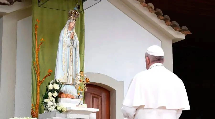 El Papa Francisco reza ante la Virgen de Fátima en su santuario en Portugal. Crédito: Vatican Media?w=200&h=150