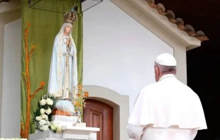 El Papa Francisco reza ante la Virgen de Fu00e1tima en su santuario en Portugal. Cru00e9dito: Vatican Media 