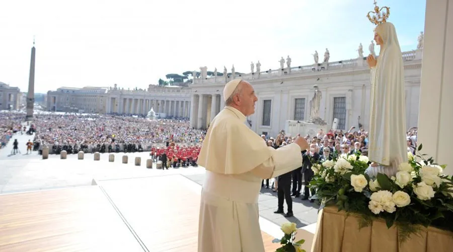 El Papa Francisco frente a la Virgen de Fátima / Foto: L'Osservatore Romano?w=200&h=150