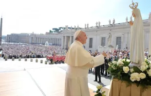El Papa Francisco frente a la Virgen de Fátima / Foto: L'Osservatore Romano 