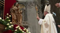 Papa Francisco e imagen de la Virgen María en el Vaticano / Foto: L’Osservatore Romano 