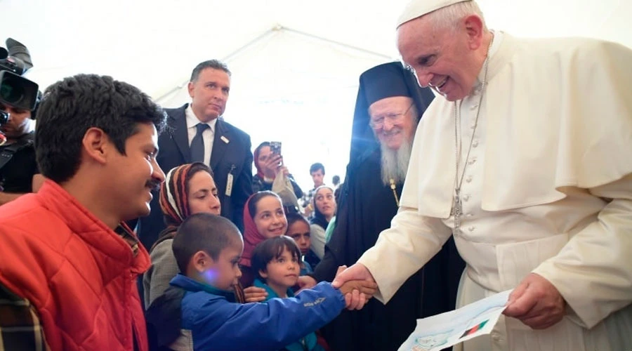 El Papa con un grupo de refugiados en la isla de Lesbos en abril de 2016. Foto:  L'Osservatore Romano