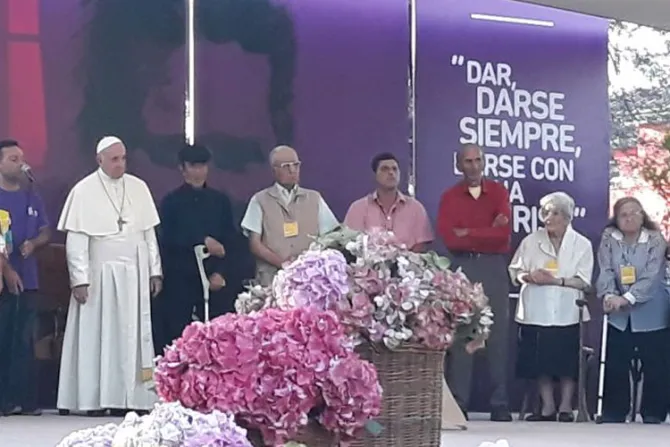 El Papa rezó ante reliquias de San Alberto Hurtado, fundador de El Hogar de Cristo