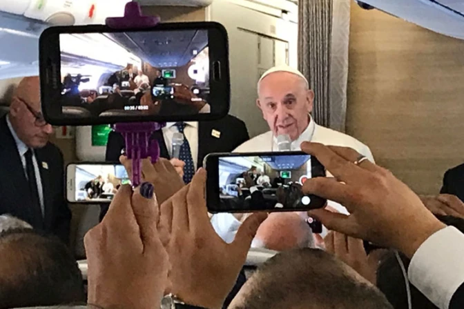 Desde el avión, el Papa pide oraciones por paz en Colombia y diálogo en Venezuela