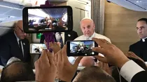 El Papa Francisco habla a los periodistas. Foto: Álvaro de Juana / ACI Prensa