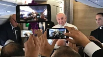 El Papa Francisco habla a los periodistas. Foto: u00c1lvaro de Juana / ACI Prensa