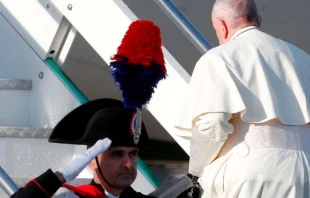 Imagen referencial. El Papa Francisco subiendo al aviu00f3n que lo llevu00f3 a Panamu00e1. Foto: Vatican Media 