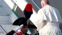 Imagen referencial. El Papa Francisco subiendo al avión que lo llevó a Panamá. Foto: Vatican Media