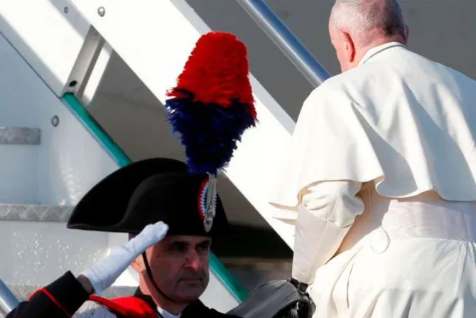 El avión papal despegó del aeropuerto de Roma y ya se dirige hacia la JMJ de Panamá