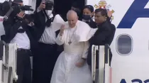 El Papa Francisco vuela de regreso a Roma desde Atenas. Crédito: Captura Pantalla Youtube Vatican News. 