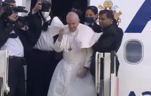 El Papa Francisco vuela de regreso a Roma desde Atenas. Crédito: Captura Pantalla Youtube Vatican News.  