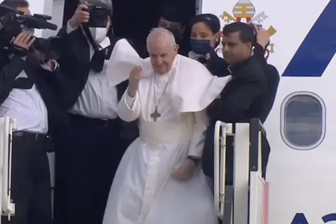 Papa Francisco ya vuela de regreso a Roma tras finalizar viaje en Chipre y Grecia 