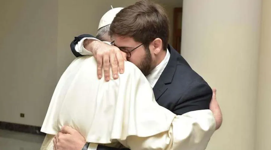 El Papa Francisco abraza al fotógrafo Daniel Ibáñez. Crédito: Vatican Media?w=200&h=150