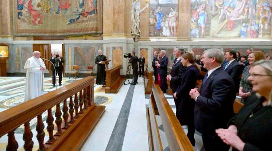 El Papa Francisco se reúne con los oficiales y directores de los Caballeros de Colón y sus familias. Créditos: Caballeros de Colón?w=200&h=150