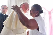 VIDEO: El emotivo encuentro del Papa con anciana que alimenta a niños pobres de Cartagena
