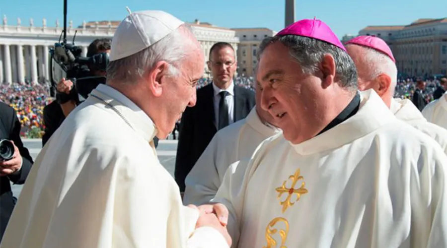 Papa Francisco y Mons. José Mazuelos, nuevo Obispo de la Diócesis de Canarias (España). Crédito: CEE.