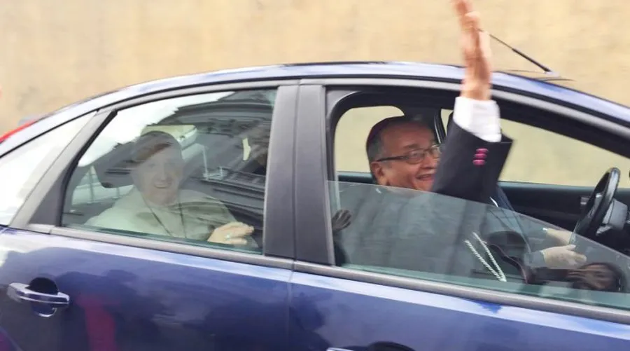 El Papa Francisco invita a Mons. Mario Medina a subirse a su auto / Comunicaciones CEP?w=200&h=150