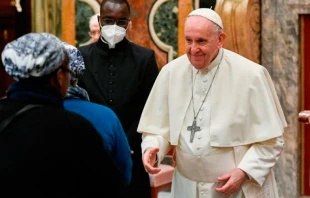 El Papa Francisco en la audiencia hoy con las religiosas de la Congregaciu00f3n Notre Dame Canonesas de San Agustu00edn. Cru00e9dito: Vatican Media 