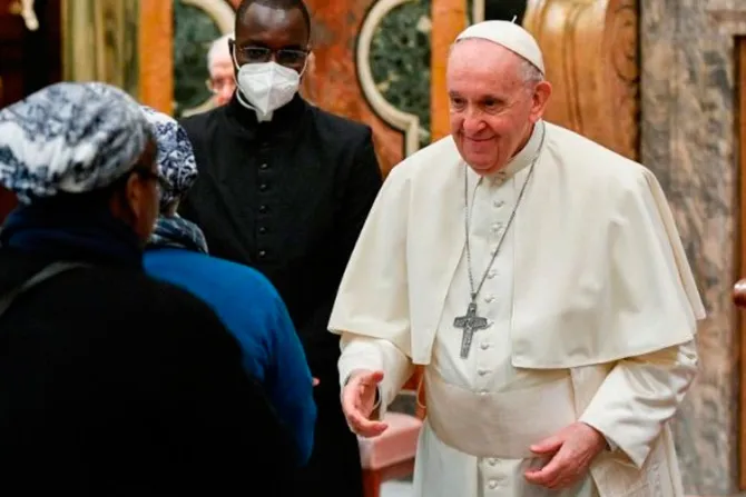 Papa Francisco alienta a religiosas a ayudar a jóvenes con la fuerza del Evangelio