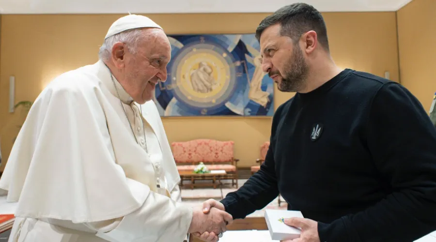 Presidente de Ucrania obsequia al Papa cuadro sobre la matanza de niños durante la guerra