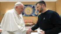 El Papa Francisco recibe al presidente de Ucrania, Zelensky en el Vaticano este sábado 13 de mayo de 2023. Crédito: Vatican Media