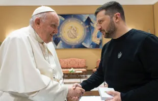 El Papa Francisco recibe al presidente de Ucrania, Zelensky en el Vaticano este sábado 13 de mayo de 2023. Crédito: Vatican Media 