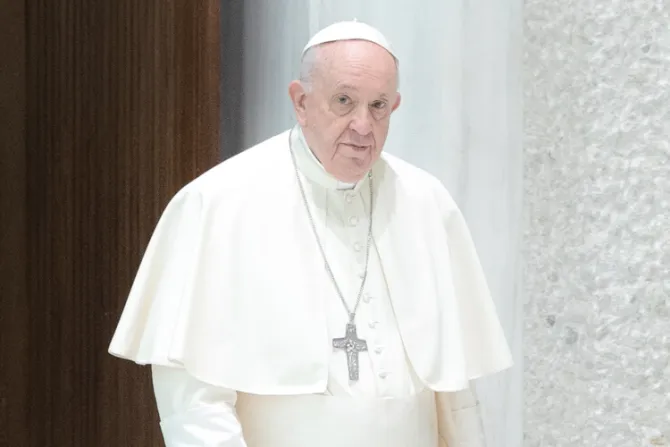Devoción a los santos no es una cosa mágica, ni una superstición, advierte el Papa