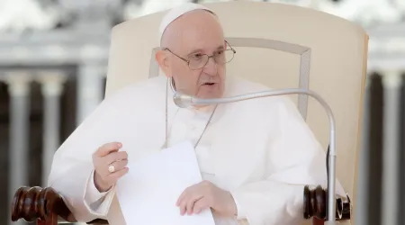 El Papa Francisco pide tutelar la dignidad humana de los más débiles