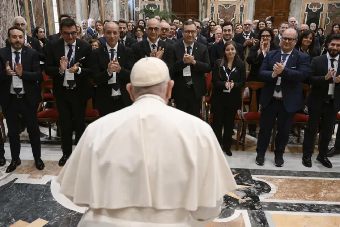 Papa Francisco rinde homenaje al personal sanitario 