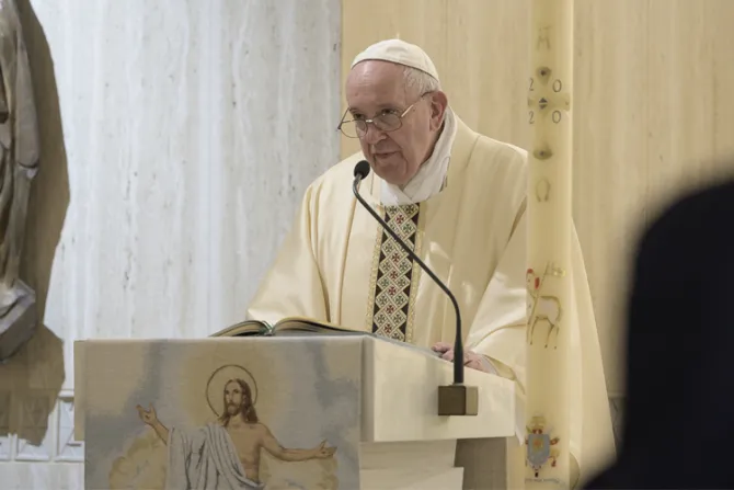 Papa Francisco bendice a las personas que limpian