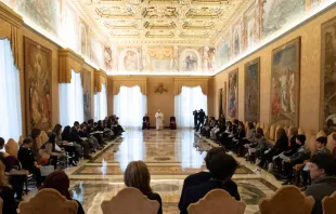 Jóvenes de la Acción Católica recibidos en la Sala del Consistorio del Vaticano / Crédito: Vatican Media/ACI Prensa. Todos los derechos reservados. 