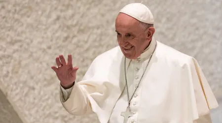 Papa Francisco insta a académicos y diplomáticos buscar desarrollo integral de la persona
