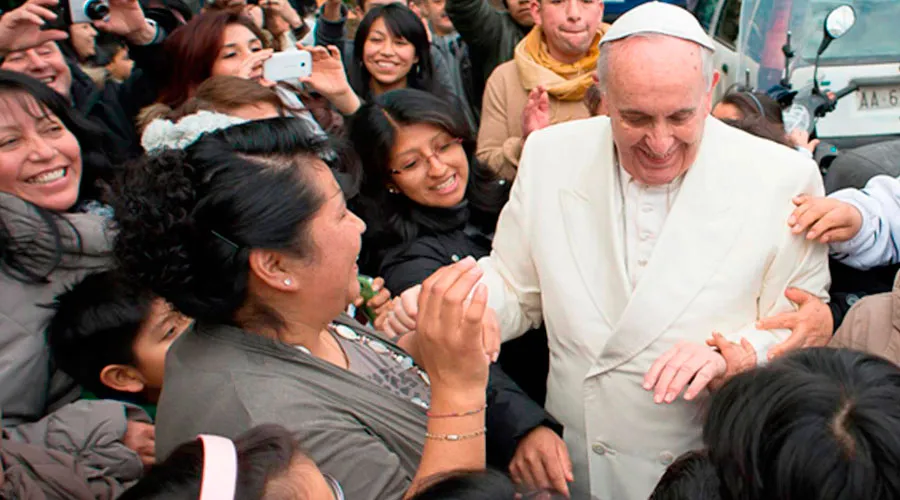 El Papa Francisco con un grupo de fieles latinos en su visita a Estados Unidos en 2015. Foto: ACI Prensa?w=200&h=150