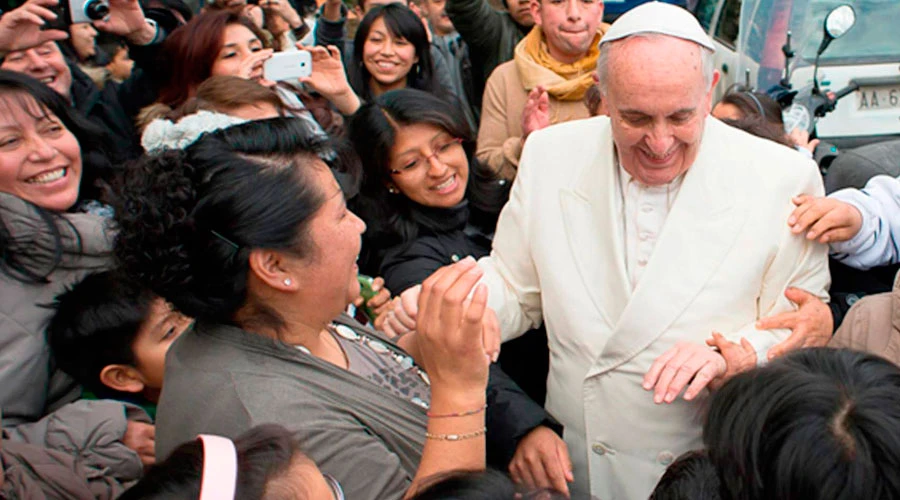 El Papa Francisco con un grupo de fieles latinos en su visita a Estados Unidos en 2015. Foto: ACI Prensa?w=200&h=150