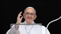 El Papa Francisco saluda a los fieles durante el Ángelus del domingo tras volver del hospital Gemelli el viernes. Crédito: Vatican Media